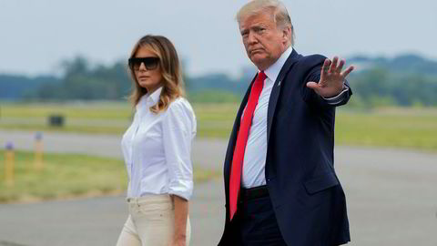 President Donald Trump og kona Melania Trump fotografert i New Jersey fredag. Trump har en reell mulighet til å bli gjenvalgt selv om administrasjonen hans fremstår som inkompetent, mener den britiske ambassadøren i Washington.
