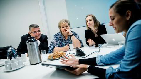 Sarah Müller i selskapet Imerso (t.h) viser oljeminister Kjell Børge Freiberg, statsminister Erna Solberg og forskningsminister Iselin Nybø ny teknologi for å kutte kostnadsoverskridelser i bygg.