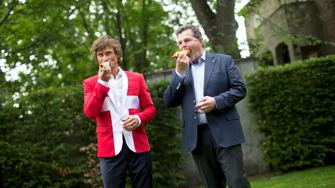 Petter Stordalen og Asmund Haare spiser pølser sammen etter at Stordalen kjøpte tre nye hoteller i København fra Haares First Hotel-kjede, sommeren 2013. Foto: