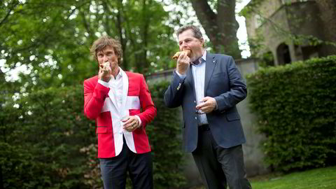 Petter Stordalen og Asmund Haare spiser pølser sammen etter at Stordalen kjøpte tre nye hoteller i København fra Haares First Hotel-kjede, sommeren 2013. Foto: