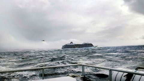 Cruiseskipet Viking Sky kjempet mot naturkreftene ved Hustadvika i Møre og Romsdal lørdag.