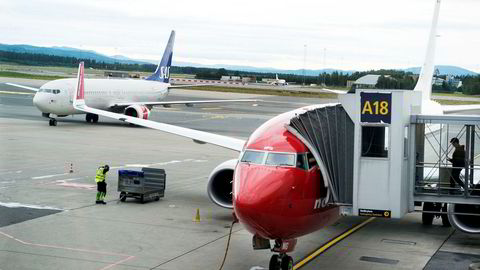 Norwegian setter opp flere fly søndag, mens SAS-maskinene står parkert.