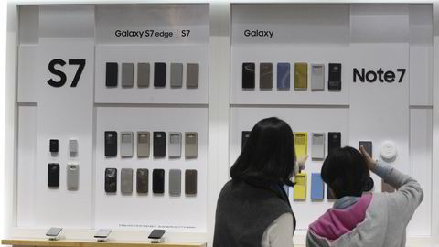 Arkivbilde. En butikkutstilling viser skandaletelefonen Samsung Galaxy Note 7 i Seoul. Foto: NTB Scanpix