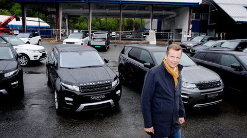 Styreleder Trond Sandven foran nybygget på nesten 1000 kvadratmeter under oppføring på Kokstad i Bergen som skal bli egen spesialbutikk for salg av Jaguar og Land Rover. Foto: