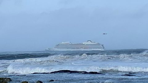 Cruiseskipet Viking Sky har sendt ut mayday-melding, og det driver mot land, opplyser Hovedredningssentralen. Redningssentralen har sendt flere helikoptre og fartøy mot stedet.