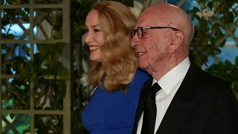 Mediemogulen Rupert Murdoch og hans familie kontrollerer medieselskapet Twenty-First Century Fox. Nå jakter både Disney og Comcast på underholdningsdelen. Prisen kan havne på godt over 60 milliarder dollar. Her er han sammen med sin kone Jerry Hall under en middag i Det hvite hus i april.