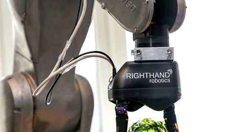 Robotisering er eneste garanti for at verdiskapningen i norsk matindustri forblir i Norge, ifølge artikkelforfatteren. I Prosjektet iProcess som Forskningsrådet finansierer, ser Sintef blant annet på hvordan roboter skal få til å gripe myke objekter som salat.
