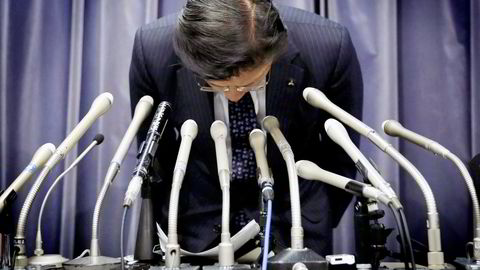 Avtroppende konsernsjef Tetsuro Aikawa i Mitsubishi Motors bukket dypt foran kameraene på en pressekonferanse tidligere i år. Foto: Toru Hanai/Reuters/NTB Scanpix