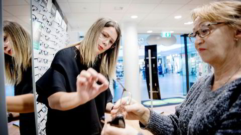 Brillekunde Hanna Lillevik (til høyre) får hjelp av butikksjef Hanne Them-Enger i Specsavers Tønsberg. For to år siden jobbet Them-Enger som advokatfullmektig i Sands, men hun savnet optikerbransjen og sa opp jobben.