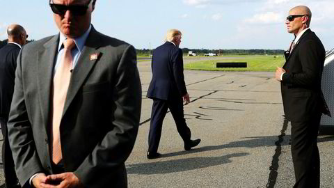 Secret Service-agenter fotfølger president Donald Trump overalt, og ser og hører det meste. Nå har minst én etterretningsagent varslet om mulige ulovlige løfter Trump skal ha gitt til blant annet Ukrainas president.