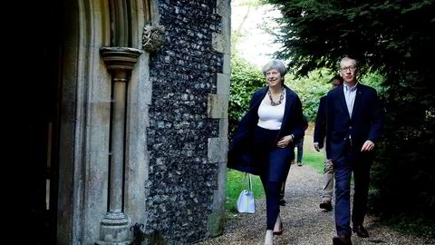 Britenes statsminister Theresa May og hennes mann Phillip dro på kirkebesøk i Sonning i Storbritannia søndag, tre dager etter valget hvor hun og partiet mistet flertallet i Underhuset.