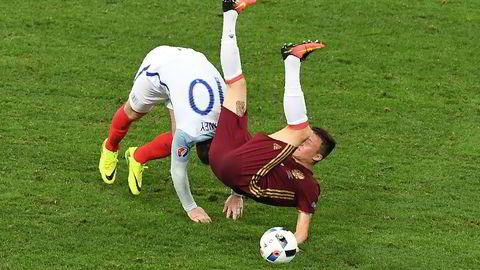 Nå er det EM, men det blir færre glødende fotballfolk. Kristin Rogge Pran og Ipsos har målt over flere tiår. Englands Wayne Rooney (under) og Russlands Aleksandr Golovin var i aksjon lørdag. Foto: Boris Horvar/AFP/NTB Scanpix