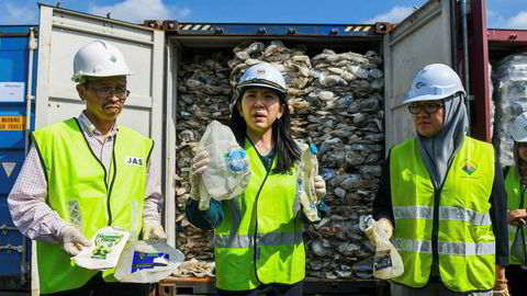 Malaysias energi- og miljøvernminister Yeo Bee Yin (i midten) viste tirsdag frem eksempler på ulovlig importert plastavfall til Malaysia. Mange tusen tonn skal returneres til avsenderlandene.