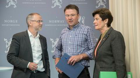 Departementsråd Leif Forsell, leder i Norges Bondelag Lars Petter Bartnes og leder i Norsk Bonde- og Småbrukarlag, Merete Furuberg. Foto: Vidar Ruud / NTB scanpix