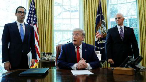 Steven Mnuchin (t.v), her med presidenten i Det ovale kontor i juni, med visepresident Mike Pence.