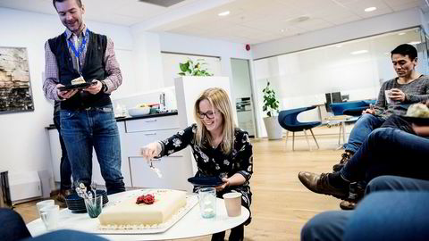 Norgessjef Kari Østhus i Wellesley deler ut kake til letesjef Jan Tore Paulsen (til høyre) og borerådgiver Lars Lilledal for å feire selskapets treårsdag, tilfeldigvis samtidig med fremleggelsen av nye og oppløftende oljeinvesteringstall for Norge.