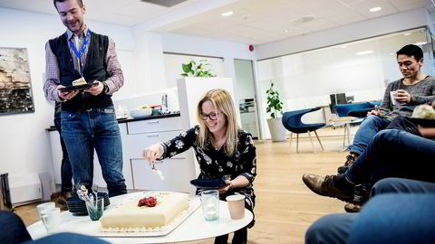 Norgessjef Kari Østhus i Wellesley deler ut kake til letesjef Jan Tore Paulsen (til høyre) og borerådgiver Lars Lilledal for å feire selskapets treårsdag, tilfeldigvis samtidig med fremleggelsen av nye og oppløftende oljeinvesteringstall for Norge.