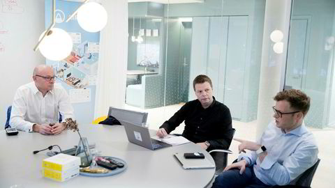 Teknologidirektør Erlend Bolle (til høyre) er en av tre originale gründere som fortsatt sitter i ledelsen i Airthings. De ville ha inn Øyvind Birkenes (i midten) og Geir Førre for å vokse videre.
