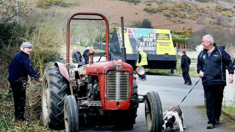 Bevegelsen «Border communities against brexit» med en markering i Jonesborough i Nord-Irland, på grensen til Irland. Euroskeptikerne i Det demokratiske unionistpartiet Dup vil gjerne ut av EU, men enda viktigere for partiet er det å holde grensen til Irland åpen og beholde de sterke båndene til London.