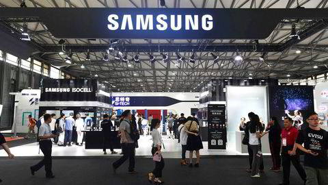 Samsung-gruppen skal investere over 1300 milliarder kroner de neste tre årene – det aller meste i den sørkoreanske økonomien. Smarttelefonmarkedet er mettet, og kinesiske konkurrenter tar innpå. Her fra Mobile World-konferansen i Shanghai.