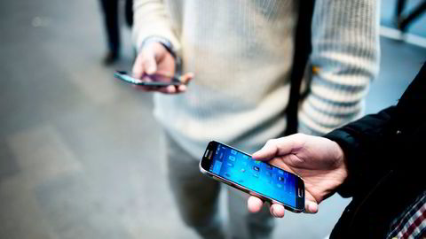 Bare to prosent som besøker en nettbutikk med mobilen gjennomfører en handel. Foto: Fartein Rudjord