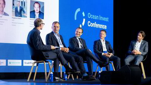 Hedgefondforvalter Tor Svelland (nummer to fra venstre) langer ut mot shortere i tank. Her på scenen med DNB-Carnegie-sjef Alexander Opstad, Engebret Dahm i Klaveness og Titus de Greef i Yinson Production.