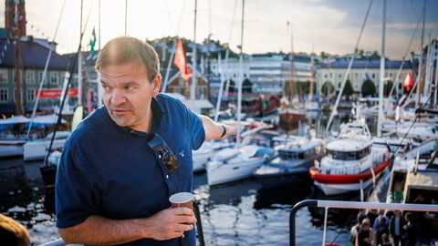 Lakseoppdretter Roger Hofseth eksporterer nær halvparten av fisken til USA, men sier at han sover godt om natten. Her avbildet under Arendalsuka på båten «MS Gamle Havstein», som «Aksjon for Norsk Eierskap» bruker for å fremme sitt syn på formuesskatten.