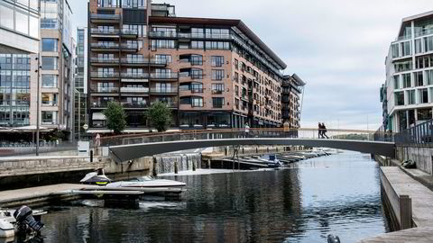 På Bryggetorget, midt på Aker Brygge, eier Man Bun Peter Cheung og Yeung Fong Cheung store eiendomsarealer. 
                  Foto: Skjalg Bøhmer Vold