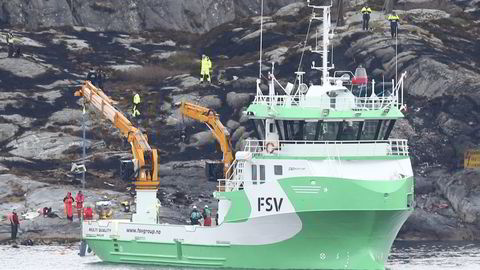 Et kranfartøy arbeider lørdag ettermiddag med å heve helikopteret som styrtet ved Turøy utenfor Bergen. Foto: Vidar Ruud/