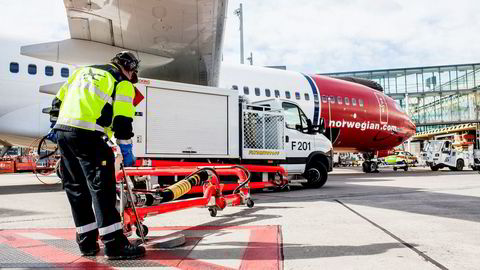 Norwegian bruker nær ti milliarder kroner årlig på å fylle tanken med drivstoff og får drahjelp av at oljeprisen har falt 30 prosent. Det kan også hjelpe investorene som i verste fall må inn med frisk egenkapital. Her fra Oslo lufthavn.