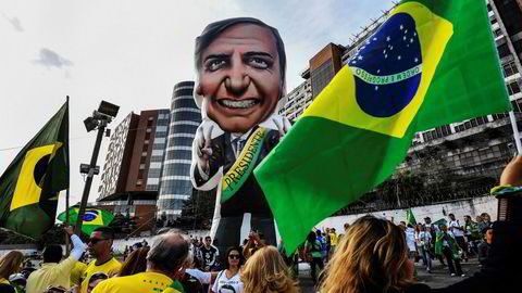 Presidentkandidat Jair Bolsonaro har ikke deltatt i valgkampen den siste måneden, og forklarer det med skadene etter et knivangrep. Tilhengere av Bolsonaro samlet seg utenfor sykehuset han var innlagt på for å vise sin støtte.