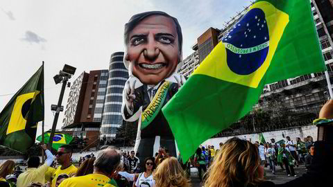 Presidentkandidat Jair Bolsonaro har ikke deltatt i valgkampen den siste måneden, og forklarer det med skadene etter et knivangrep. Tilhengere av Bolsonaro samlet seg utenfor sykehuset han var innlagt på for å vise sin støtte.