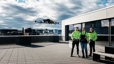 Nordic Unmanned har utviklet sin egen drone, men storkontrakten skal flys med mye større, innkjøpte droner, med rekkevidde på 50 kilometer. Knut Roar Wiig (til høyre) leder selskapet, mens Ernst Morten Aasen (midten) er droneoperatør og trener har sammen med rådgiver Alexander Hatlestad.