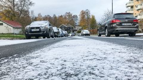 Mandag morgen kom sesongens første snø i Oslo, som her i Kurveien på Kjelsås i Oslo. Tirsdag morgen er det forvandlet til full snøkoas.