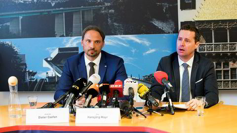 Dieter Csefan (til venstre) og Hansjörg Mayr fra Østerriksk politi under en pressekonferanse etter en dopingrazzia under VM på ski i Seefeld.