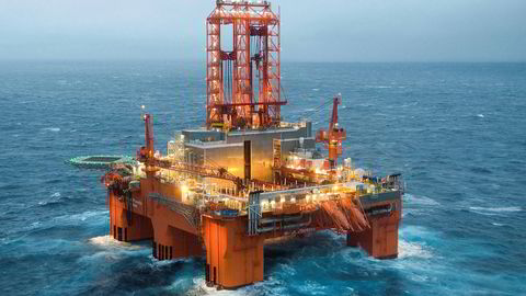 Her er den halvt nedsenkbare boreriggen "West Phoenix" til Seadrill.