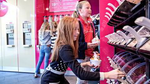 GODT NYTT. Kaja Agate Almskog (11) og Nadia Marie Nilsen (10) forsyner seg grovt med frozen yoghurt, en nysatsing fra 7-Eleven. Kioskbransjen generelt har et stort behov for fornyelse, mener BI-forsker Pål Silseth. Foto: Aleksander Nordahl