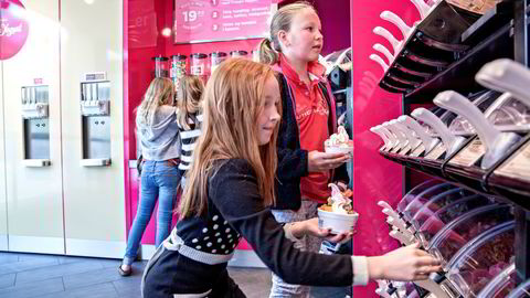 GODT NYTT. Kaja Agate Almskog (11) og Nadia Marie Nilsen (10) forsyner seg grovt med frozen yoghurt, en nysatsing fra 7-Eleven. Kioskbransjen generelt har et stort behov for fornyelse, mener BI-forsker Pål Silseth. Foto: Aleksander Nordahl