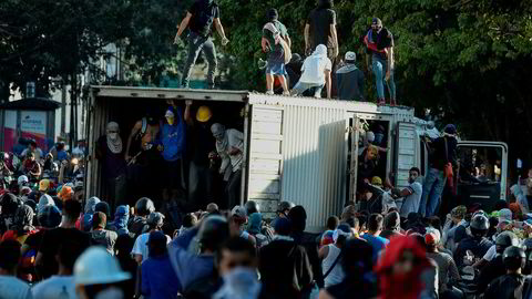 Demonstranter i Venezuela har tatt over en lastebil og blokkerer en motorvei under en protest mot regjeringen til president Nicolas Maduoro.