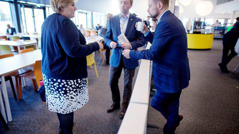Høyres generalsekretær John-Ragnar Aarset (i midten) har hatt en uke preget av gledestårer og klapp på skulderen. Her sammen med statsminister Erna Solberg og helseminister Bent Høie.