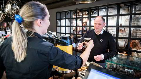 Administrerende direktør Torodd Gøystdal i Espresso House Norge bestiller kaffe av avdelingsleder Rebecka Johansson på Espresso House på Majorstuen.