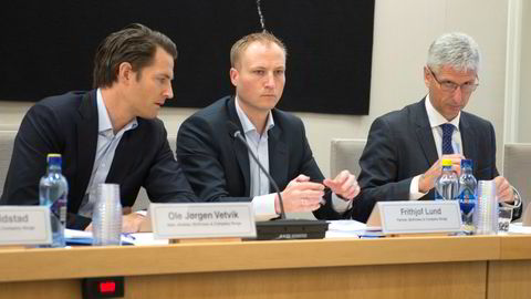 Ole Jørgen Vetvik, Frithjof Lund (begge fra McKinsey & Company Norge) og Jan- Erik Hunn fra Accenture Norge var alle kalt inn for å svare for Stortinget mandag. 
                  Foto: Per Ståle Bugjerde