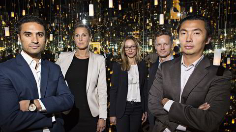 F.v.: Sjeføkonom Shakeb Syed i Sparebank 1 Markets, sjefstrateg Erica Blomgren i SEB,  seniorøkonom Kjersti Haugland i DNB Markets, sjeføkonom 
                  Bjørn-Roger Wilhelmsen i Nordkinn Asset Management og porteføljeforvalter Olav Chen i Storebrand Kapitalforvaltning. Foto: Charlotte Wiig