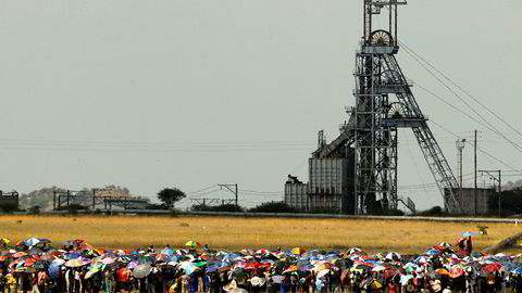 Gruvegiganten Impala Platinum kutter stort i arbeidsstokken. Bildet viser streikende arbeidere i 2012 utenfor et av selskapets anlegg i Rustenburg 120 km nordvest for Johannesburg.