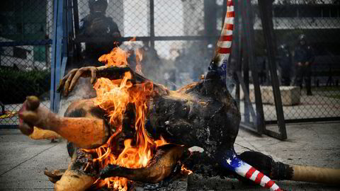 Rasende meksikanere brenner en «Alebrije» – en tradisjonell figur her utformet som Donald Trump – under en demonstrasjon foran USAs ambassade i Mexico.
