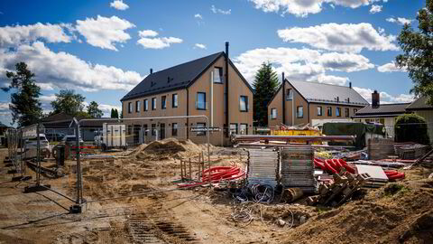 Ansi Eiendom står bak disse tomannsboligene på Jessheim. Mer enn et halvt år etter overtagelse er boligene fortsatt langt fra ferdige.