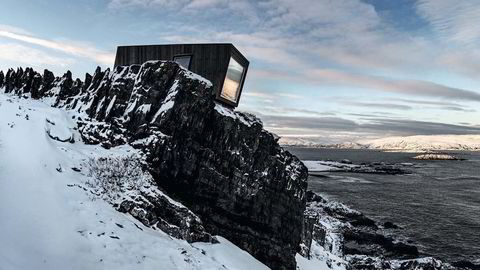 Spektakulært. Skjulet er jernvitrolbehandlet på utsiden, for å tåle vær og vind, men også for å gli mest mulig inn i landskapet. Beliggenheten er uansett dramatisk. Et stort vindu gir fantastisk utsikt mot et rikt fugleliv og et frådende Barentshav. Foto: Tormod Amundsen