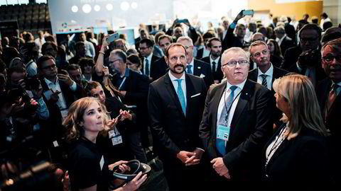 Kronprins Haakon besøker Equinor sin stand under ONS. Konsernsjef Eldar Sætre, til høyre.