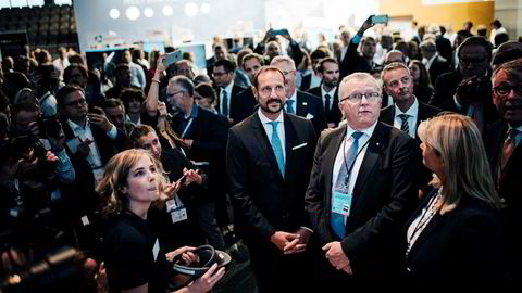 Kronprins Haakon besøker Equinor sin stand under ONS. Konsernsjef Eldar Sætre, til høyre.