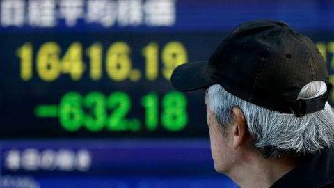Nikkei-indeksen ved Tokyo-børsen falt med nesten fire prosent. Foto: Toru Hanai/ Reuters/ NTB Scanpix